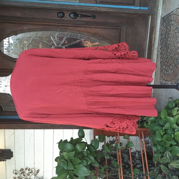 NWOT Meanor lace applique tunic top w/ bell sleeves. Size large. Pink/burgundy. - Picture 2 of 6